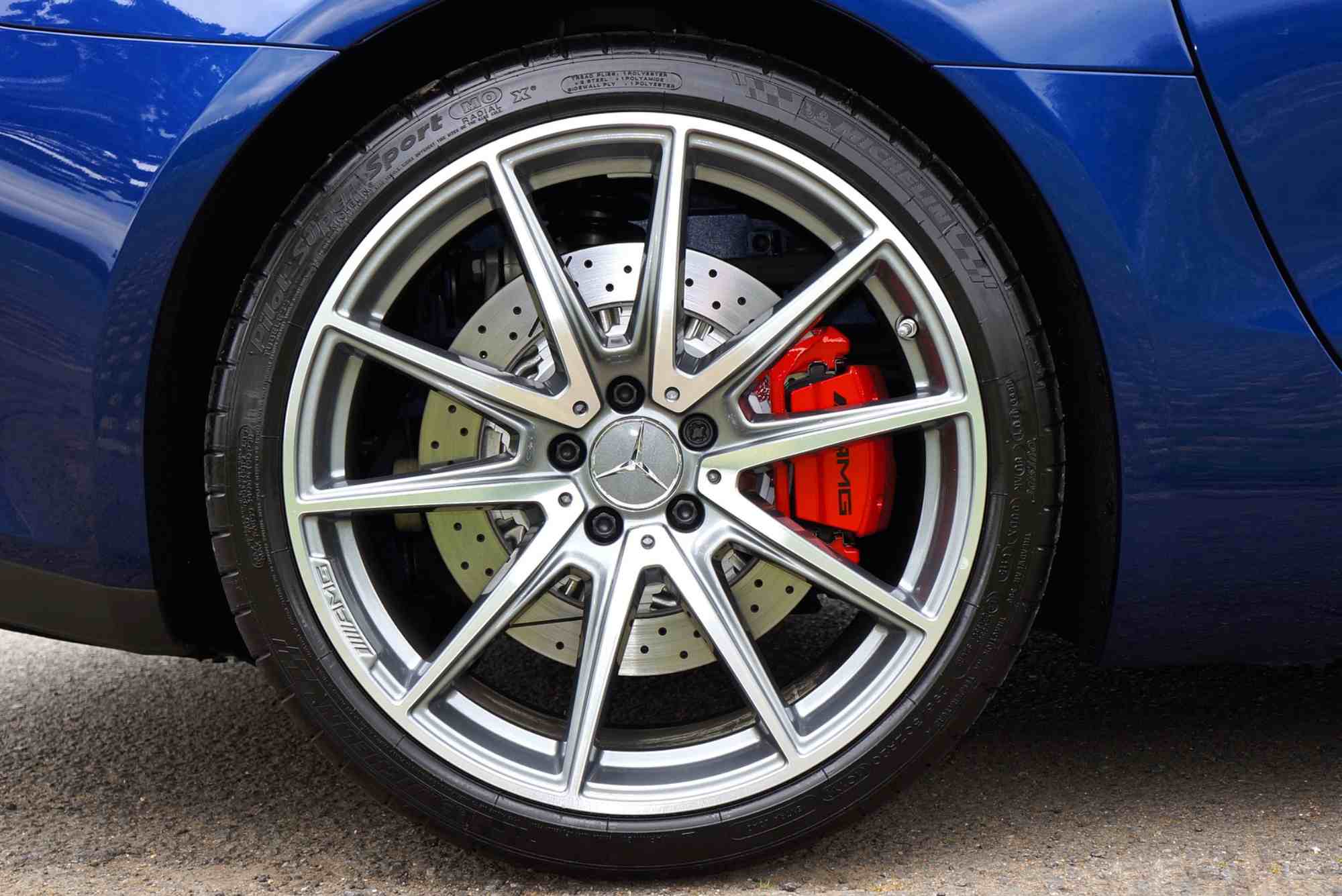 Thick Tires VS Thin Tires Car